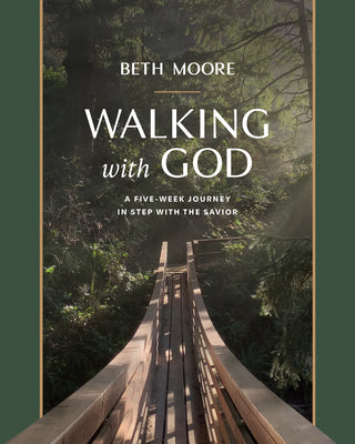 Book cover of Walking with God: A Five-Week Journey in Step with the Savior by Moore, Beth